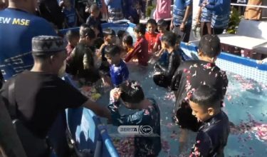 21 kanak-kanak berusia antara tujuh hingga 10 tahun mandi bunga sebelum Program Khatan Perdana Masjid Jamek Shaik Eusof, Dhobby Ghaut