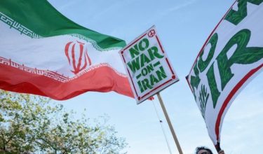 Penunjuk perasaan bantah tindakan ketenteraan terhadap Iran berhampiran White House di Washington, D.C./Foto REUTERS
