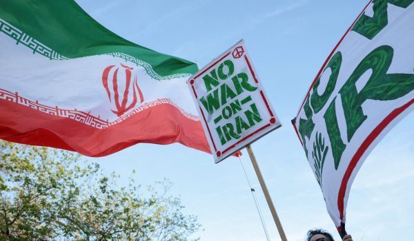 Penunjuk perasaan bantah tindakan ketenteraan terhadap Iran berhampiran White House di Washington, D.C./Foto REUTERS