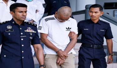 MELAKA, 22 Jan -- Seorang lelaki warga Myanmar, San Lwin, 53, (berbaju putih, depan) yang juga ejen sindiket pemalsuan dokumen warga asing dijatuhi hukuman penjara 13 tahun tujuh bulan (165 bulan) oleh Mahkamah Majistret Ayer Keroh, hari ini.

Tertuduh mengaku bersalah atas 17 pertuduhan memiliki pasport dan dokumen palsu, termasuk menggunakan kad Suruhanjaya Tinggi Pertubuhan Bangsa-Bangsa Bersatu bagi Pelarian (UNHCR), tahun lepas.

--fotoBERNAMA (2026) HAK CIPTA TERPELIHARA