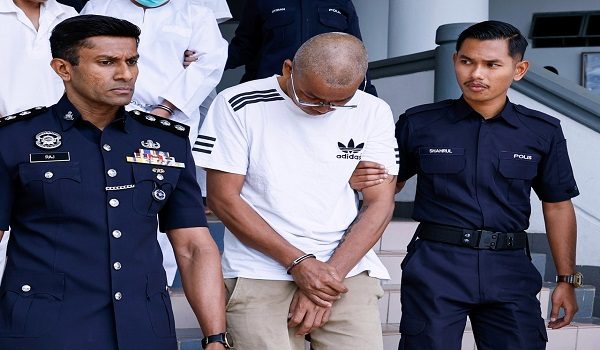 MELAKA, 22 Jan -- Seorang lelaki warga Myanmar, San Lwin, 53, (berbaju putih, depan) yang juga ejen sindiket pemalsuan dokumen warga asing dijatuhi hukuman penjara 13 tahun tujuh bulan (165 bulan) oleh Mahkamah Majistret Ayer Keroh, hari ini.

Tertuduh mengaku bersalah atas 17 pertuduhan memiliki pasport dan dokumen palsu, termasuk menggunakan kad Suruhanjaya Tinggi Pertubuhan Bangsa-Bangsa Bersatu bagi Pelarian (UNHCR), tahun lepas.

--fotoBERNAMA (2026) HAK CIPTA TERPELIHARA