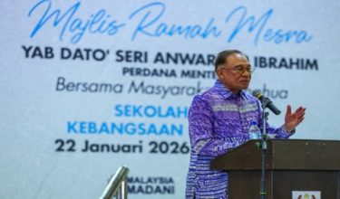 Perdana Menteri Datuk Seri Anwar Ibrahim menyampaikan ucapan ketika hadir pada Majlis Ramah Mesra bersama masyarakat Tionghua di Dewan Utama Sekolah Jenis Kebangsaan Cina (SJKC) Perting hari ini/Foto BERNAMA
