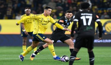 Cristiano Ronaldo (kiri) cuba melepasi Carlos Junior dalam aksi Liga Pro Saudi antara Al Nassr dan Al Shabab di Riyadh, 17 Januari 2026/Foto REUTERS
