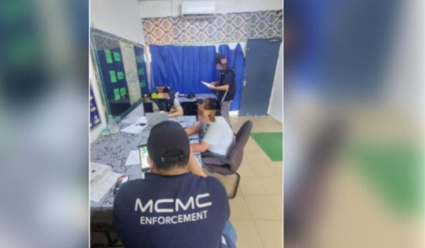 2202 MCMC SIASAT HINA GANU