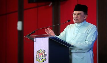 Perdana Menteri, Datuk Seri Anwar Ibrahim berucap pada Majlis Berbuka Puasa Bersama Perdana Menteri dan Peluncuran  Rakan Masjid X Rakan Muda Ramadan di Masjid Wilayah Persekutuan hari ini/ BERNAMA