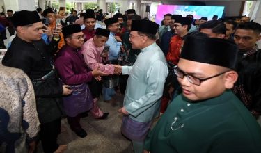Perdana Menteri Datuk Seri Anwar Ibrahim bersalaman dengan tetamu yang hadir pada Majlis Berbuka Puasa Bersama Perdana Menteri dan Peluncuran  Rakan Masjid X Rakan Muda Ramadan di Masjid Wilayah Persekutuan hari ini/ BERNAMA