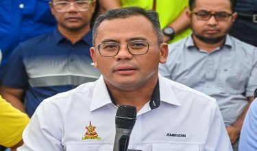 Menteri Besar Selangor, Datuk Seri Amirudin Shari ketika sidang media sebelum meninjau kawasan pencemaran Sungai Kabul yang berpunca daripada kebocoran tangki minyak di sebuah premis kilang plastik di sekitar Beranang, hari ini/ BERNAMA