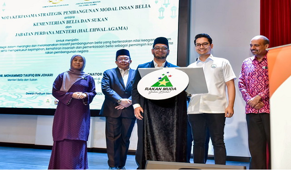 Menteri Belia dan Sukan Dr Mohammed Taufiq Johari (dua, kanan) menyempurnakan Majlis Prapeluncuran Rakan Masjid x Rakan Muda Ramadan di Menara KBS, Putrajaya.