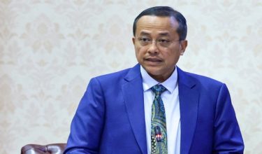 KUALA TERENGGANU, 10 Nov -- Menteri Besar Datuk Seri Dr Ahmad Samsuri Mokhtar membentangkan belanjawan kerajaan Terengganu pada Persidangan Dewan Undangan Negeri (DUN) Terengganu 2025 di Wisma Darul Iman, hari ini.

Kerajaan Terengganu membentangkan Belanjawan 2026 berjumlah RM1.938 bilion yang diperuntukkan untuk Perbelanjaan Mengurus, termasuk caruman kepada Kumpulan Wang Pembangunan sebanyak RM450 juta.

Sektor sosial kekal menerima peruntukan terbesar iaitu RM323.80 juta atau 72 peratus daripada keseluruhan Perbelanjaan Pembangunan.

-- fotoBERNAMA (2025) HAK CIPTA TERPELIHARA
