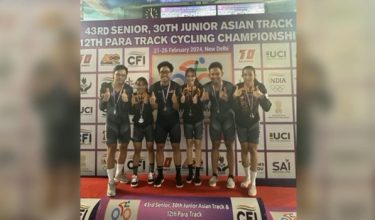 Skuad berbasikal berpasukan lelaki dan wanita negara bergambar selepas sesi penyampaian hadiah Kejohanan ACC 2024