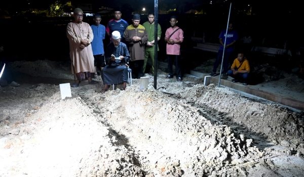 Ketiga-tiga jenazah tiga beranak dikebumikan di Tanah Perkuburan Islam Batu 6, Bakri tengah malam tadi/Foto BERNAMA
