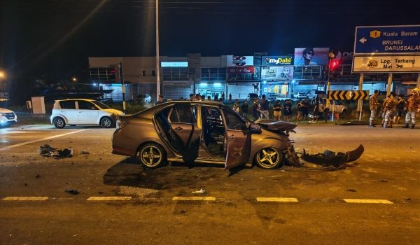 Keadaan kenderaan mangsa remuk teruk selepas berlanggar dengan kenderaan pacuan empat roda/Foto Polis