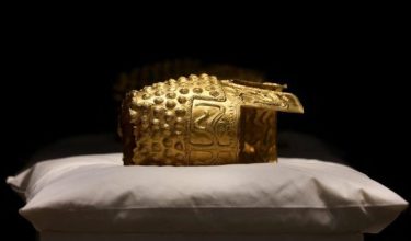 Helmet emas 2,500 tahun dipamer semula di Muzium Sejarah Nasional Romania bersama dua artifak purba lain/Foto REUTERS