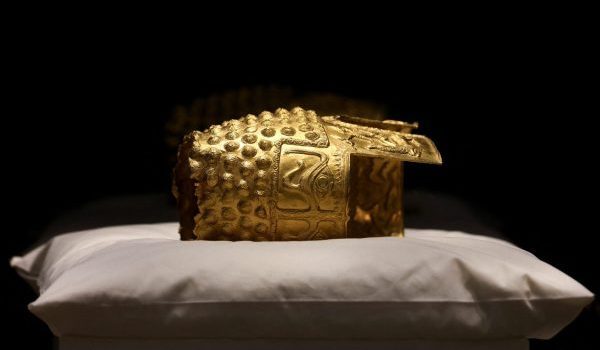 Helmet emas 2,500 tahun dipamer semula di Muzium Sejarah Nasional Romania bersama dua artifak purba lain/Foto REUTERS
