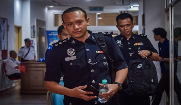 Saksi, ASP Mohd Hafizee Ismail, hadir di Mahkamah Sesyen Petaling Jaya hari ini bagi menyambung memberi keterangan dalam perbicaraan kes pengabaian seorang kanak-kanak autistik berusia enam tahun yang melibatkan Zaim Ikhwan Zahari dan Ismanira Abdul Manaf / BERNAMA
