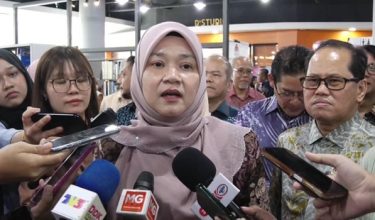 2204 FADHLINA BUKU