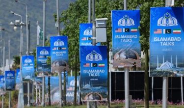 Papan iklan dipasang di Islamabad menjelang rundingan damai AS-Iran pusingan kedua di Pakistan/Foto REUTERS