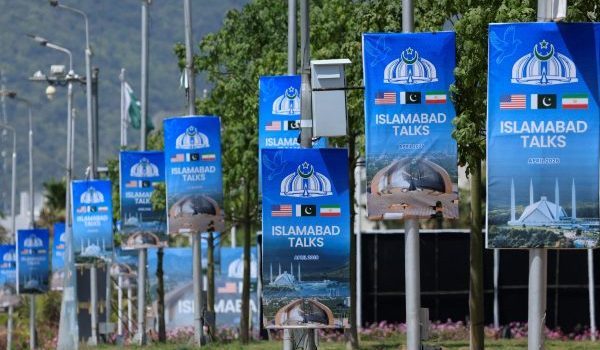 Papan iklan dipasang di Islamabad menjelang rundingan damai AS-Iran pusingan kedua di Pakistan/Foto REUTERS