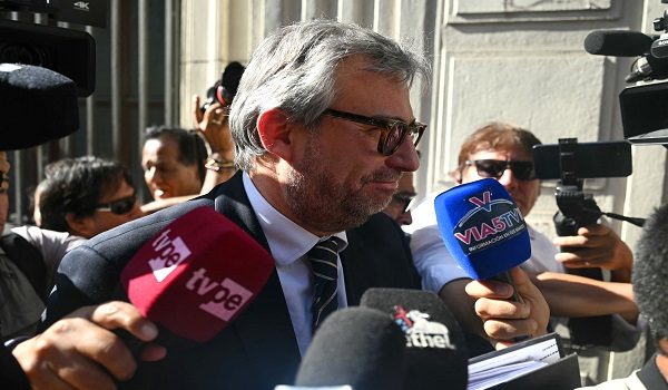 Former Peru's National Office of Electoral Processes (ONPE) chief Piero Corvetto speaks to the media as he arrives at the Prosecutor's Office in Lima on April 21, 2026. Piero Corvetto, head of the electoral body that organized Peru's controversial general election, resigned from his post on April 21, 2026, just hours before he was due to appear at the prosecutor's office to be questioned over irregularities in the process. (Photo by ERNESTO BENAVIDES / AFP)