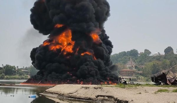 Kebakaran besar melibatkan kapal tangki minyak di pelabuhan sungai Homalin, wilayah Sagaing, Myanmar/Tangkap layar VIORY