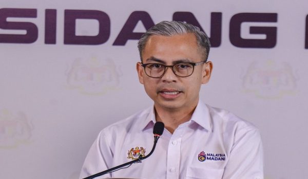 Menteri Komunikasi, Datuk Fahmi Fadzil bercakap pada sidang media mingguan Kabinet di Menara Komunikasi, Putrajaya/Foto BERNAMA