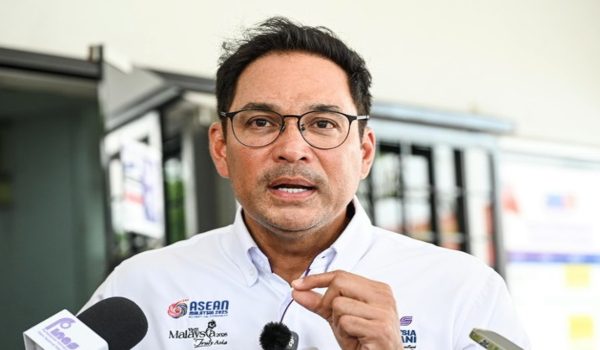 Pengerusi FINAS, Datuk Hans Isaac bercakap ketika sidang media selepas pemantauan di lokasi penggambaran bagi penerima STAR di ibu negara/Foto BERNAMA