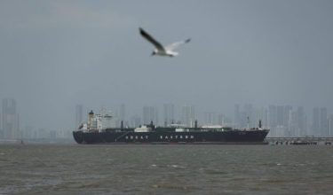 Kapal Jag Vasant memindahkan LPG di Mumbai selepas melalui Selat Hormuz / Foto REUTERS