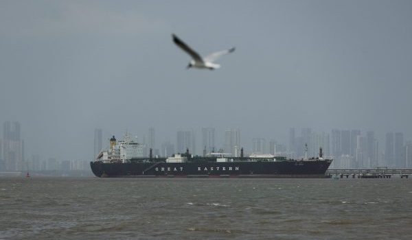 Kapal Jag Vasant memindahkan LPG di Mumbai selepas melalui Selat Hormuz / Foto REUTERS