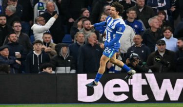 Pemain pertahanan Brighton, Ferdi Kadioglu meraikan jaringan pembukaan pasukan ketika menentang Chelsea dalam aksi EPL di Stadium American Express/Foto AFP