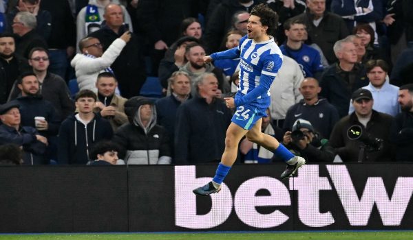 Pemain pertahanan Brighton, Ferdi Kadioglu meraikan jaringan pembukaan pasukan ketika menentang Chelsea dalam aksi EPL di Stadium American Express/Foto AFP