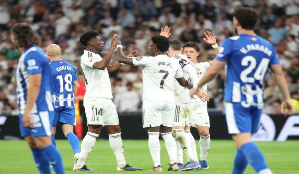 Para pemain Real Madrid  meraikan jaringan kedua Vinicius Junior/ AFP