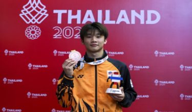 Atlet terjun negara Yong Rui Jie bergambar dengan pingat gangsa yang dimenanginya dalam acara terjun papan anjal 1 meter lelaki pada Sukan SEA Thailand 2025/ Foto BERNAMA