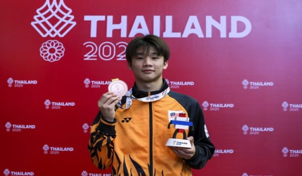 Atlet terjun negara Yong Rui Jie bergambar dengan pingat gangsa yang dimenanginya dalam acara terjun papan anjal 1 meter lelaki pada Sukan SEA Thailand 2025/ Foto BERNAMA