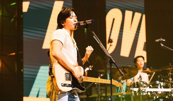 Jung Yong-hwa, vokalis CNBLUE yang juga gitaris dan keyboard/Lo-Fi Entertainment