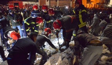 Anggota penyelamat mencari mangsa dalam runtuhan bangunan kediaman di Al Massira, Fes pada 9 Disember lalu/Foto AFP