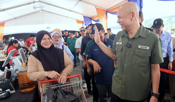 Menteri Perdagangan Dalam Negeri dan Kos Sara Hidup Datuk Armizan Mohd Ali  bersama penduduk Kundasang/Foto BERNAMA