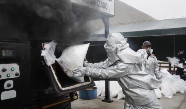 Gambar fail September 2014 menunjukkan pegawai anti-narkotik membakar rampasan kokain di Lima, Peru/Foto fail REUTERS