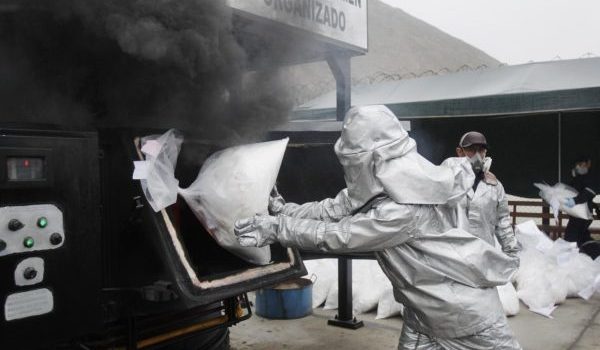 Gambar fail September 2014 menunjukkan pegawai anti-narkotik membakar rampasan kokain di Lima, Peru/Foto fail REUTERS