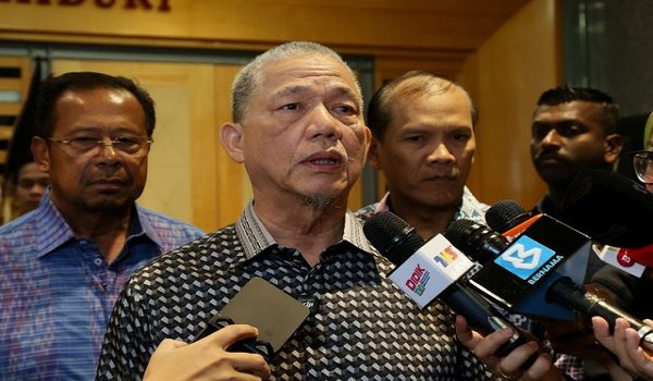 PUTRAJAYA, 22 Mei -- Timbalan Perdana Menteri merangkap Menteri Peralihan Tenaga dan Transformasi Air Datuk Seri Fadillah Yusof ditemui media pada Majlis Pelancaran Inisiatif Rebat Solar Sustainable Renave & Incentive Assistanve (SuRIA) Home dan Perhimpunan Bulanan (PETRA) bagi Bulan Mei 2026 di Menara (PETRA) hari ini. 

Turut kelihatan Timbalan Menteri Peralihan Tenaga dan Transformasi Air (PETRA) Datuk Seri Abdul Rahman Mohamad (kiri) dan Ketua Setiausaha Kementerian Peralihan Tenaga dan Transformasi Air (PETRA) Datuk Seri Mad Zaidi Mohd Karli (kanan). 

--fotoBERNAMA (2026) HAK CIPTA TERPELIHARA