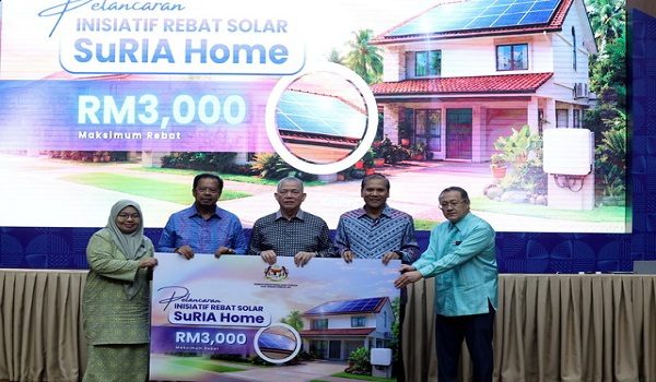 PUTRAJAYA, 22 Mei -- Timbalan Perdana Menteri merangkap Menteri Peralihan Tenaga dan Transformasi Air Datuk Seri Fadillah Yusof (tengah) pada Majlis Pelancaran Inisiatif Rebat Solar Sustainable Renave & Incentive Assistanve (SuRIA) Home dan Perhimpunan Bulanan (PETRA) bagi Bulan Mei 2026 di Menara (PETRA) hari ini. 

Turut kelihatan Timbalan Menteri Peralihan Tenaga dan Transformasi Air (PETRA) Datuk Seri Abdul Rahman Mohamad (dua,kiri) dan Ketua Setiausaha Kementerian Peralihan Tenaga dan Transformasi Air (PETRA) Datuk Seri Mad Zaidi Mohd Karli (dua,kanan). 

--fotoBERNAMA (2026) HAK CIPTA TERPELIHARA