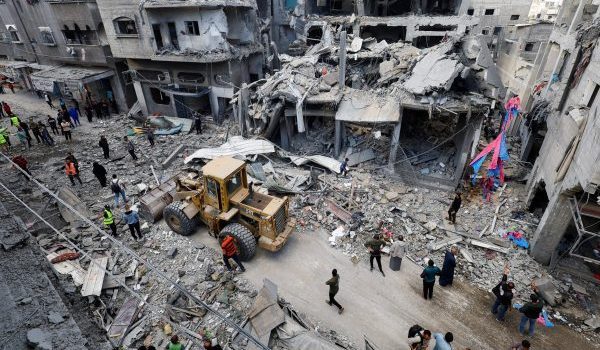 Penduduk Palestin berkumpul di lokasi rumah musnah akibat serangan Israel di kem pelarian Al-Maghazi, Gaza/Foto REUTERS