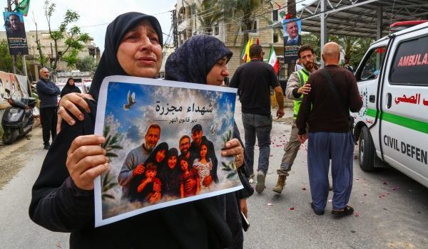 Seorang penduduk memegang plakad ketika upacara pengebumian mangsa yang terbunuh dalam serangan Israel di Deir Qanoun al-Nahr, selatan Lubnan/Foto REUTERS