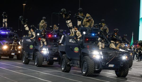 Anggota pasukan keselamatan Arab Saudi menyertai perbarisan ketenteraan sempena persiapan musim haji di kota suci Mekah/Foto REUTERS