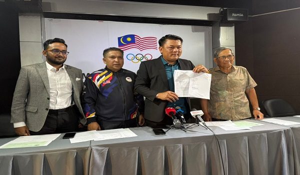 Datuk Mohamad Iruan Zulkefli (dua, kiri) menunjukkan salinan laporan polis berhubung dakwaan video fitnah oleh bekas jurulatih Keattisak Teankam pada sidang media di Wisma OCM hari ini. Turut hadir, PTM, Naib Presiden, Mejar (B) Wan Hamid Wan Mohmood; Setiausaha Agung, Rosli Salim dan peguam, Tristan Paul yang mewakili Datuk Abu Bakar Isa Ramat.