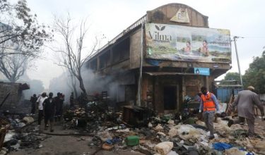 Peniaga cuba menyelamatkan barangan selepas kebakaran di Grand Market Bamako, Mali/Foto REUTERS