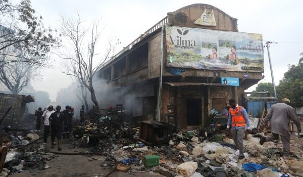 Peniaga cuba menyelamatkan barangan selepas kebakaran di Grand Market Bamako, Mali/Foto REUTERS