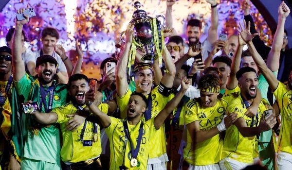 Cristiano Ronaldo meraikan kejuaraan Liga Pro Saudi bersama pemain Al Nassr selepas menewaskan Damac di Riyadh/Foto REUTERS