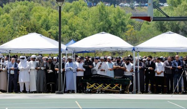 Orang ramai menghadiri solat jenazah bagi mangsa insiden tembakan di Pusat Islam San Diego, California/Foto REUTERS