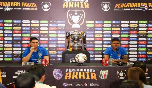 Ketua jurulatih JDT Xisco Munoz (kiri) bersama Bergson da Silva dalam sidang media Piala Malaysia di Stadium Nasional Bukit Jalil - Foto MFL