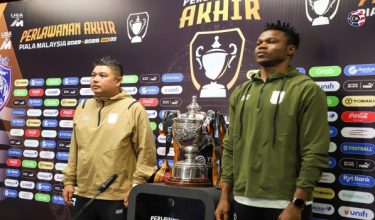 Ketua jurulatih Kuching City FC, Aidil Sharin Sahak (kiri) bersama kapten pasukannya James Okwuosa dalam sidang media Piala Malaysia 2026 di Stadium Nasional Bukit Jalil - Foto MFL